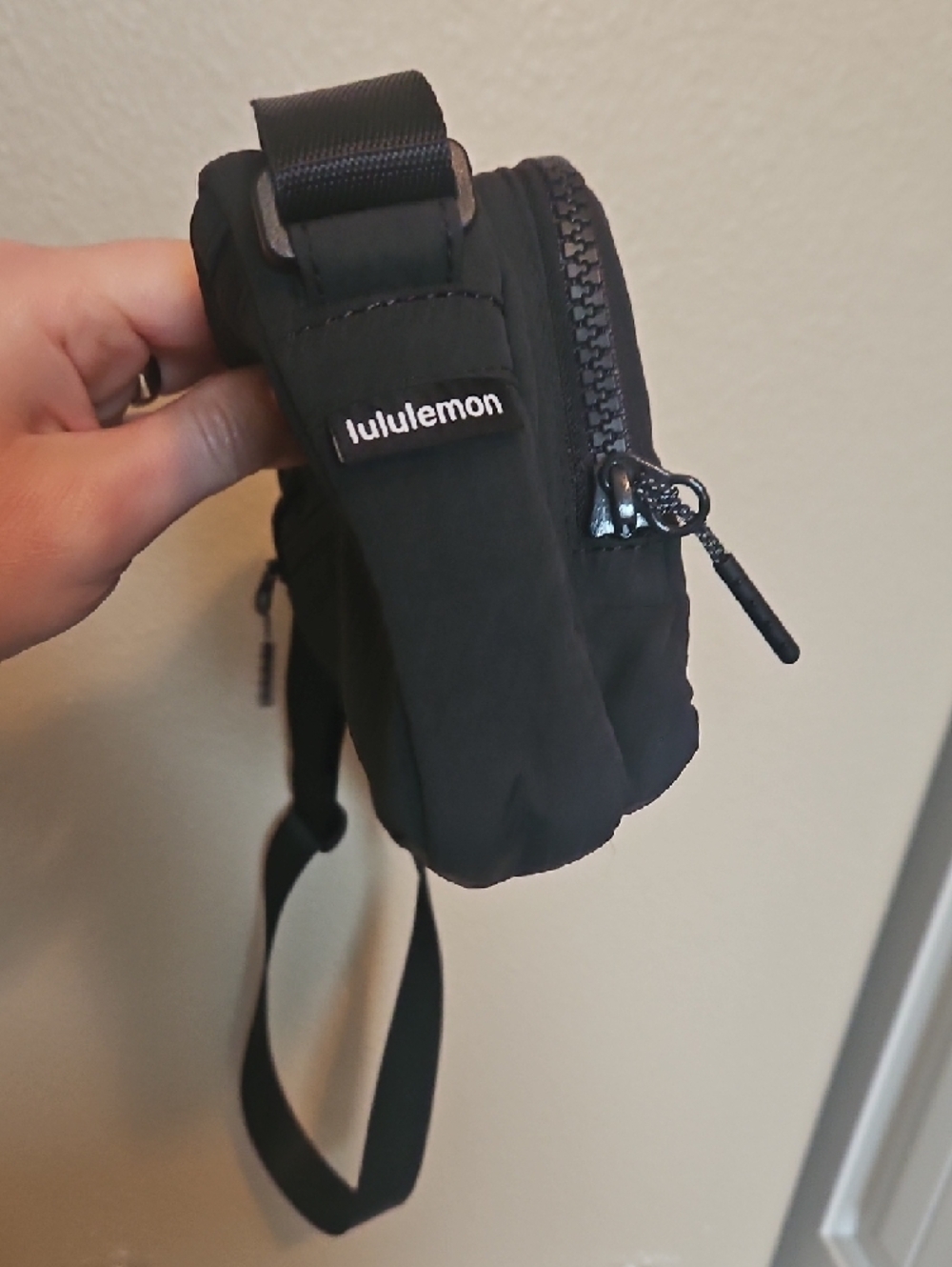 Lululemon Black Compact Messenger Bag with Front Pockets - Picture 5 of 9